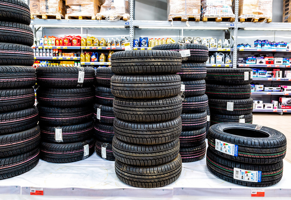 Shutterstock📷Перед переобувкой в шины с прошлого сезона обязательно нужно проверить год выпуска шин, глубину протектора и степень стертости сцепных кромок, которые влияют на эффективность торможения.