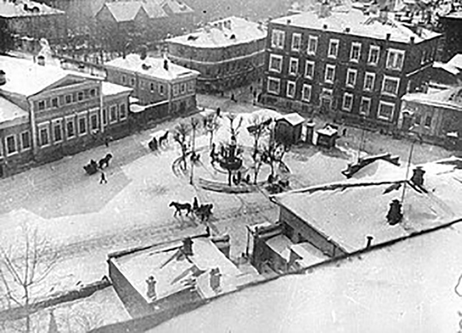 Площадь Собачья площадка. 1917 год. Фото И. С. Остроухова. Изображение из открытых источников