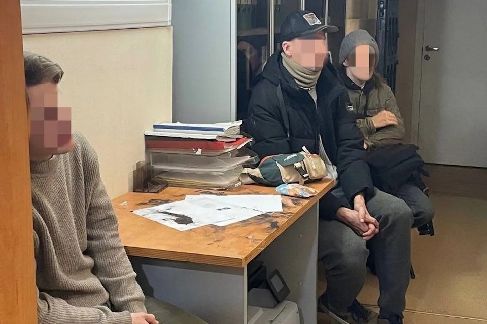    Троих руферов задержали в Петербурге за кражу из здания СПбГУ. Фото: t.me/rosgvard78