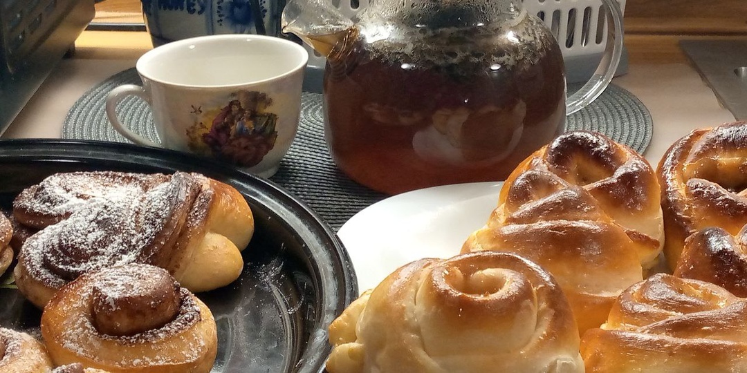 Сегодня на зимней даче, под шёпот ветра за окном я испекла румяных плюшек - их аромат наполнил дом.