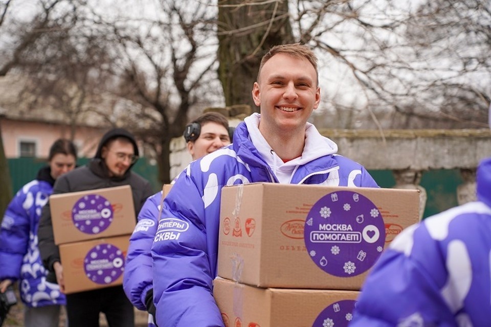    Волонтеры из Москвы доставили две фуры сладких подарков для детей ДНР. Фото: Министерство молодежной политики ДНР