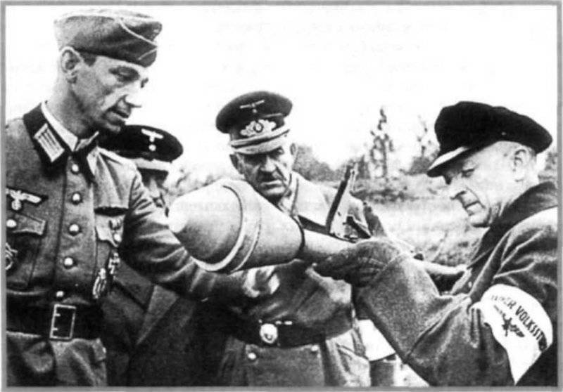 Обучение стрельбе из «фаустпатрона» фольксштурмиста. 1945 г. Источник изображения: сайт topwar.ru