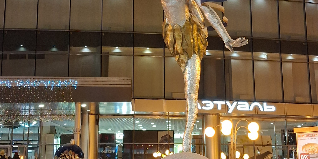 Люблю и не перестаю восхищаться: ёлка, матрёшки и "Дети на шарах" встречают приезжих на Московском вокзале в моём Нижнем Новгороде!