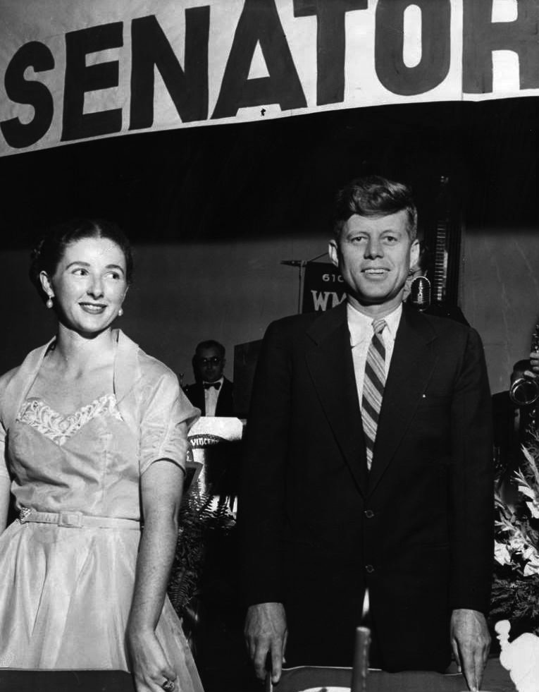 Мэри Фармер, заместитель шерифа округа Хиллсборо, и сенатор Джон Кеннеди на вечеринке молодых демократов Нью-Гэмпшира. 1953 год.