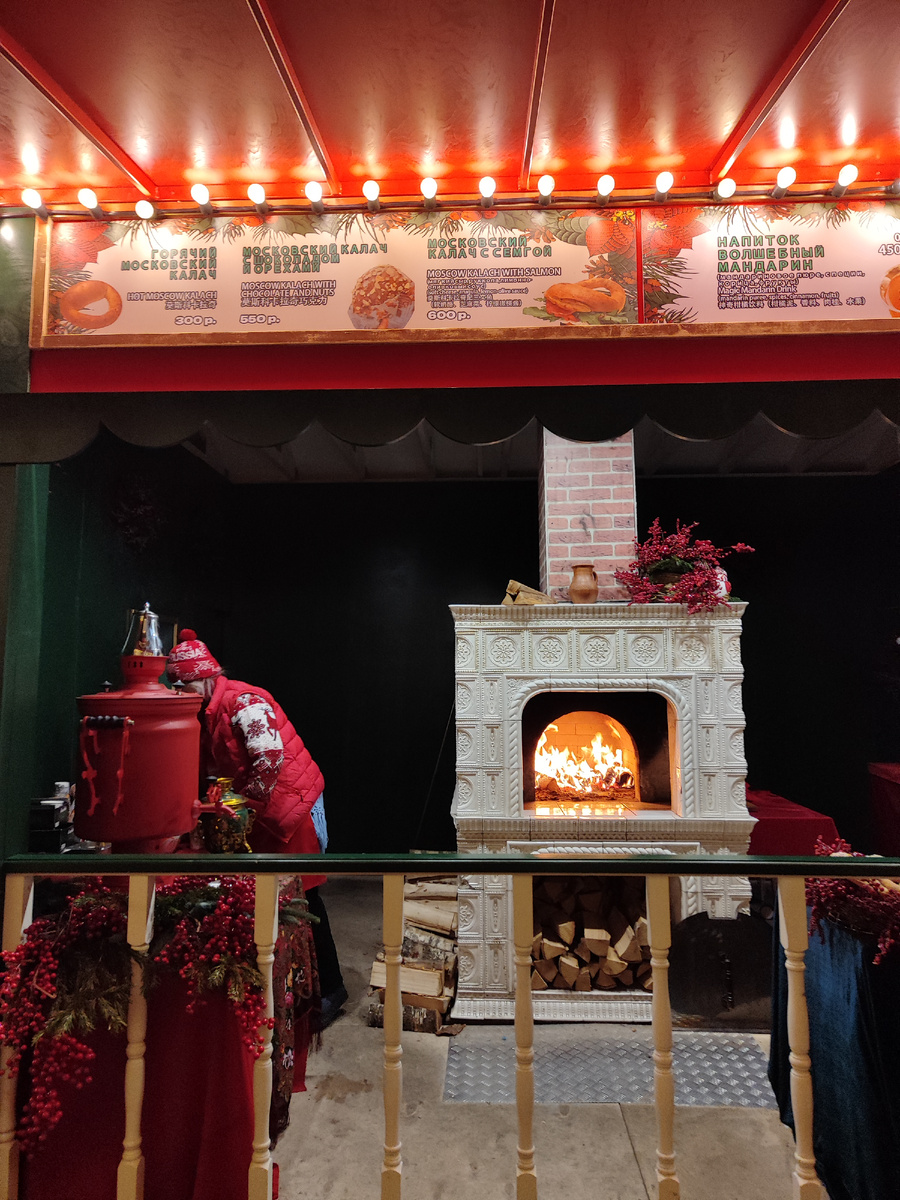 Очень атмосферный уголок с настоящей печью, здесь же на Манежной площади