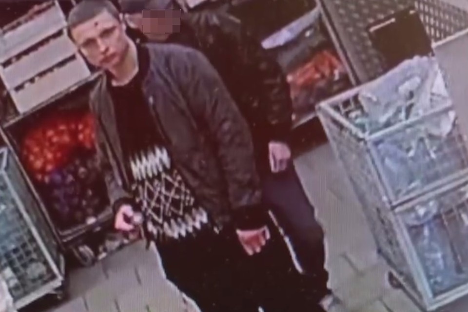    Продавщицы продуктового на Ланском шоссе жалуются на неадекватного посетителя с шокером. Фото: t.me/newsdorin