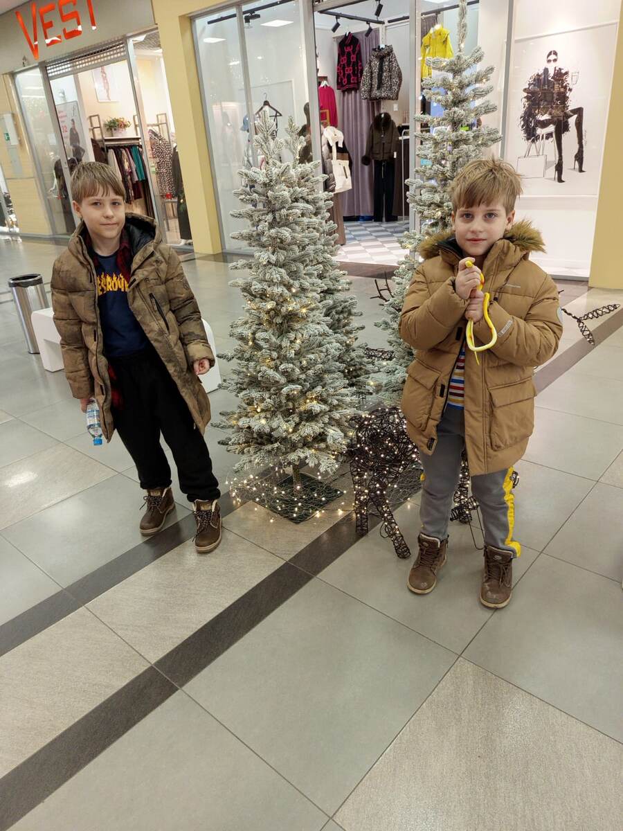 С бабушкой в тц)