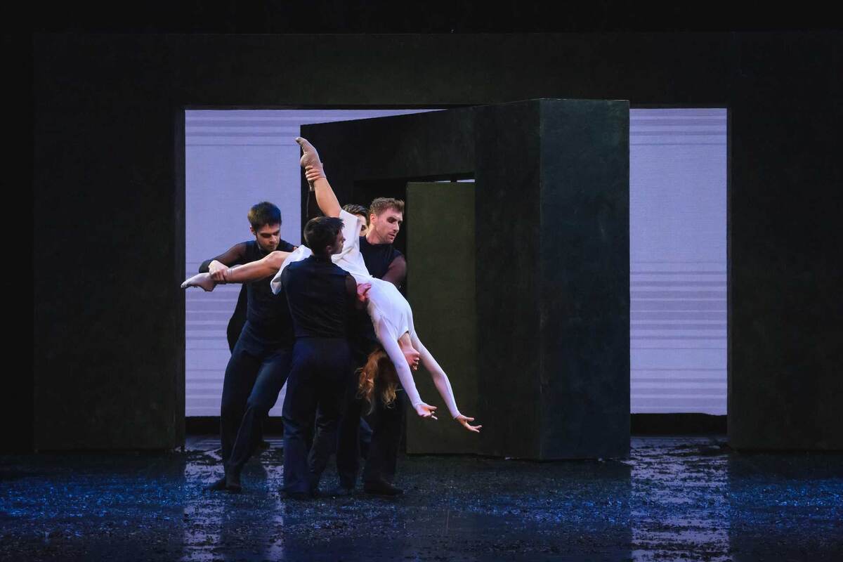    Сцена из спектакля «Поэма странствий» © Андрей Чунтомов