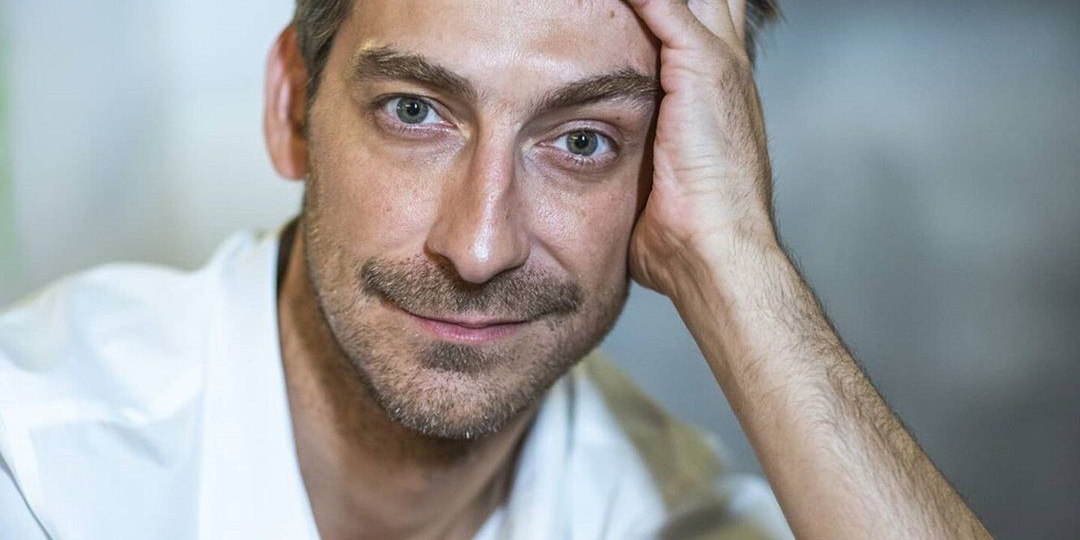 Рос без отца, а теперь воспитывает четверых: кого выбрал в жены актер Артем Ткаченко после двух громких разводов