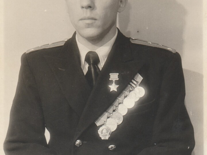 Золоту Звезду он получил сержантом, после войны стал адмиралом