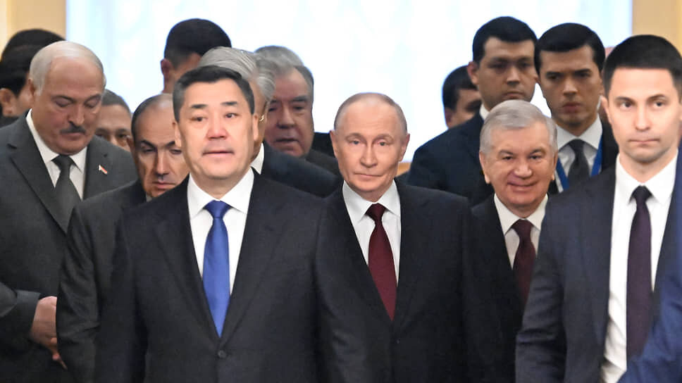 Помещения Эрмитажа казались тесноватыми для такой экскурсионной группы.📷Фото: Дмитрий Азаров / Коммерсантъ