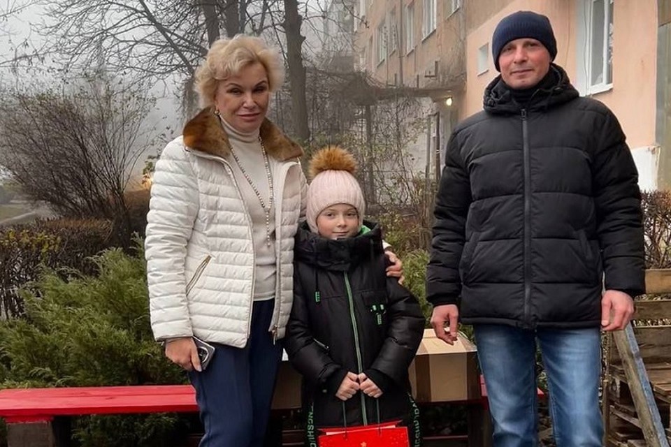    Вице-премьер ДНР Переверзева исполнила детские мечты в рамках «Елка желаний». Фото: Правительство ДНР