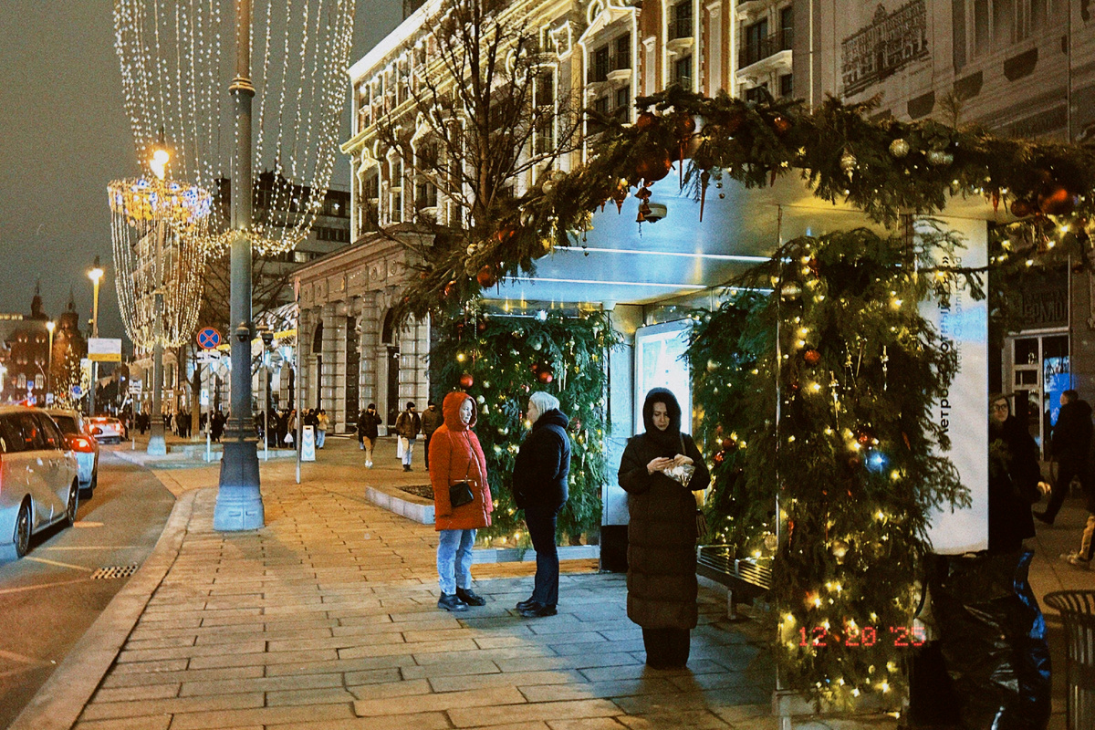 по дороге в театр заметила вот такую украшенную остановку для автобусов!