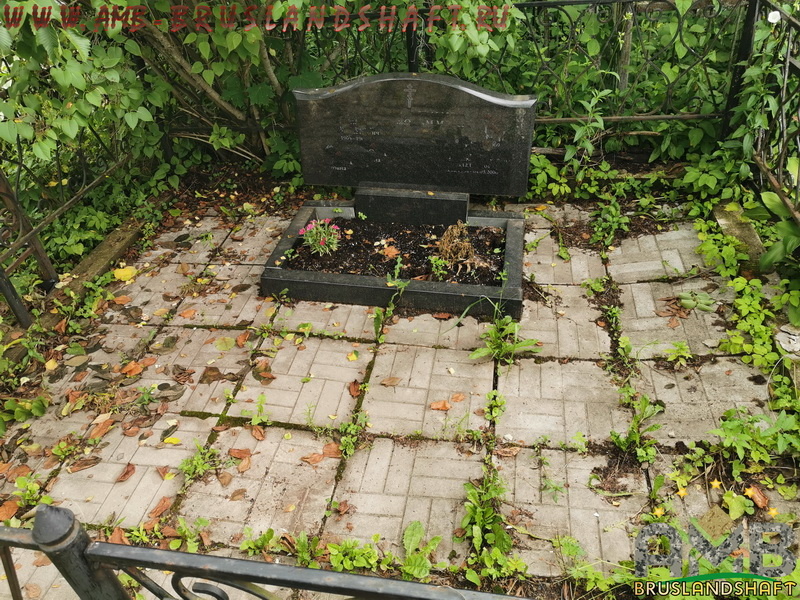 брусчатка на могиле развалилась