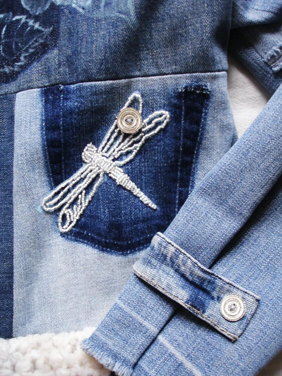 Внимание к деталям. На спинке тоже розы, но фотки нет.