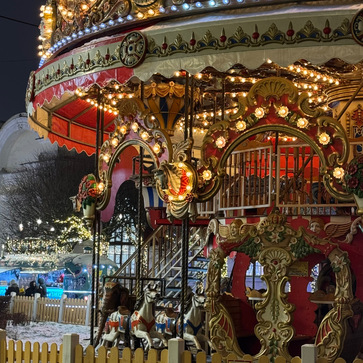 Карусель ярмарка на Манежной (фото автора) 