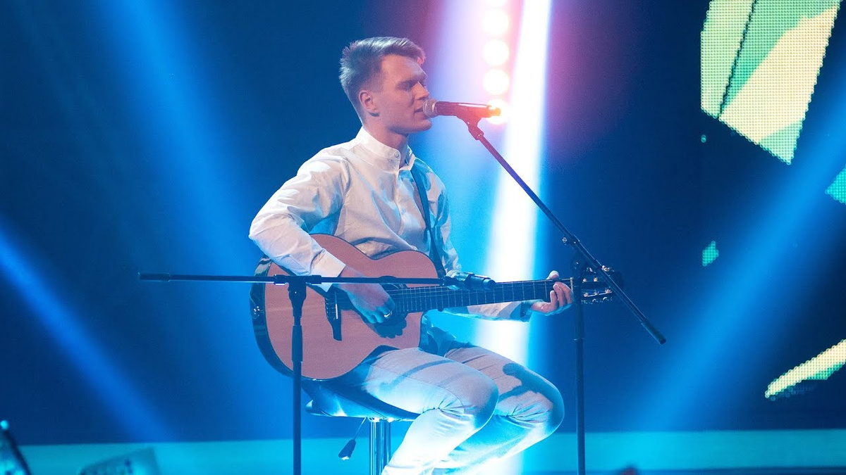 Женя Трофимов поет на «Новой Фабрике звезд» песню «Птица». Фото: WeiT Media