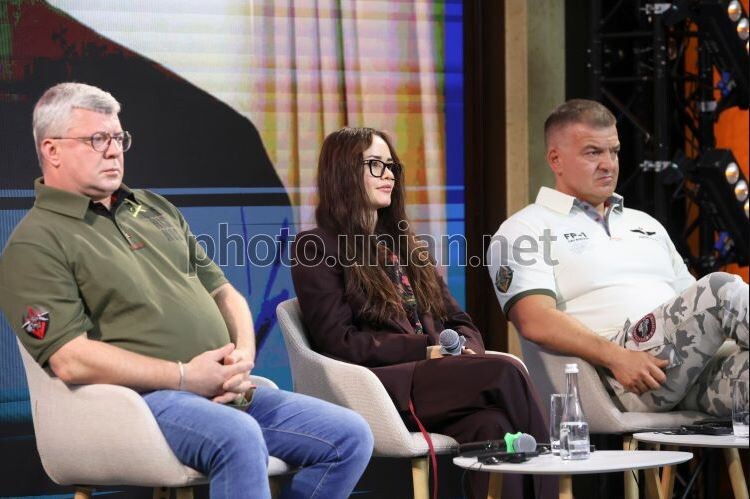 Егор Скалига, Ирина Терех, Денис Штилерман во время открытого диалога с представителями украинской оборонно-технической компании "Fire Point", в Киеве, 21 ноября 2025 г.