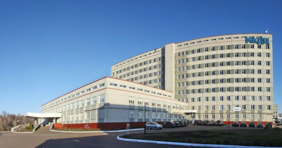 С 1991 года по всей стране и СНГ строятся больницы, поликлиники, онкоцентры и  перинатальные центры «под ключ». На табличках гордо красуется логотип ХОССЕР®.  Лицо бренда – Сергей Фурманчук, человек, который, по его собственным словам,  лично провёл через свои руки более 200 крупных объектов здравоохранения.  Официально – эксперт №1. Неофициально – один из самых изощрённых организаторов  схем по выводу бюджетных средств через строительство медицинских  объектов.



