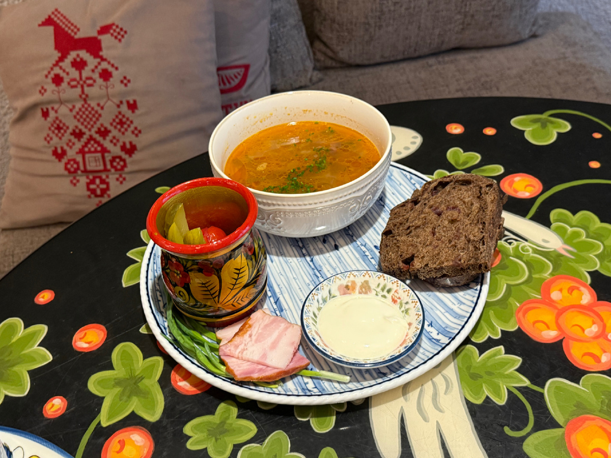 щи с томленой говяжьей щекой, щавелем и репой