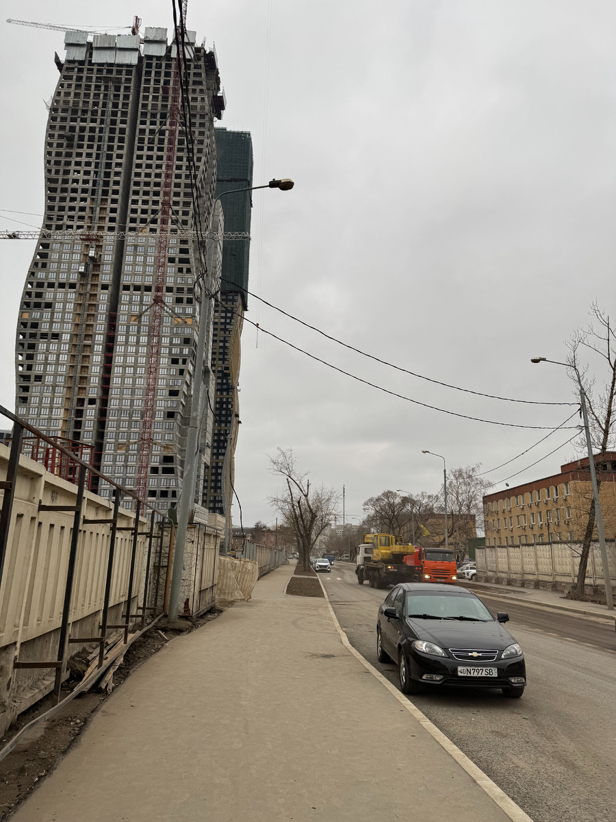 Соседство с комплексом. Раньше промышленные предприятия здесь включали крупные складские и логистические комплексы, связанные с речным и железнодорожным транспортом. Фото: Марина Торшина