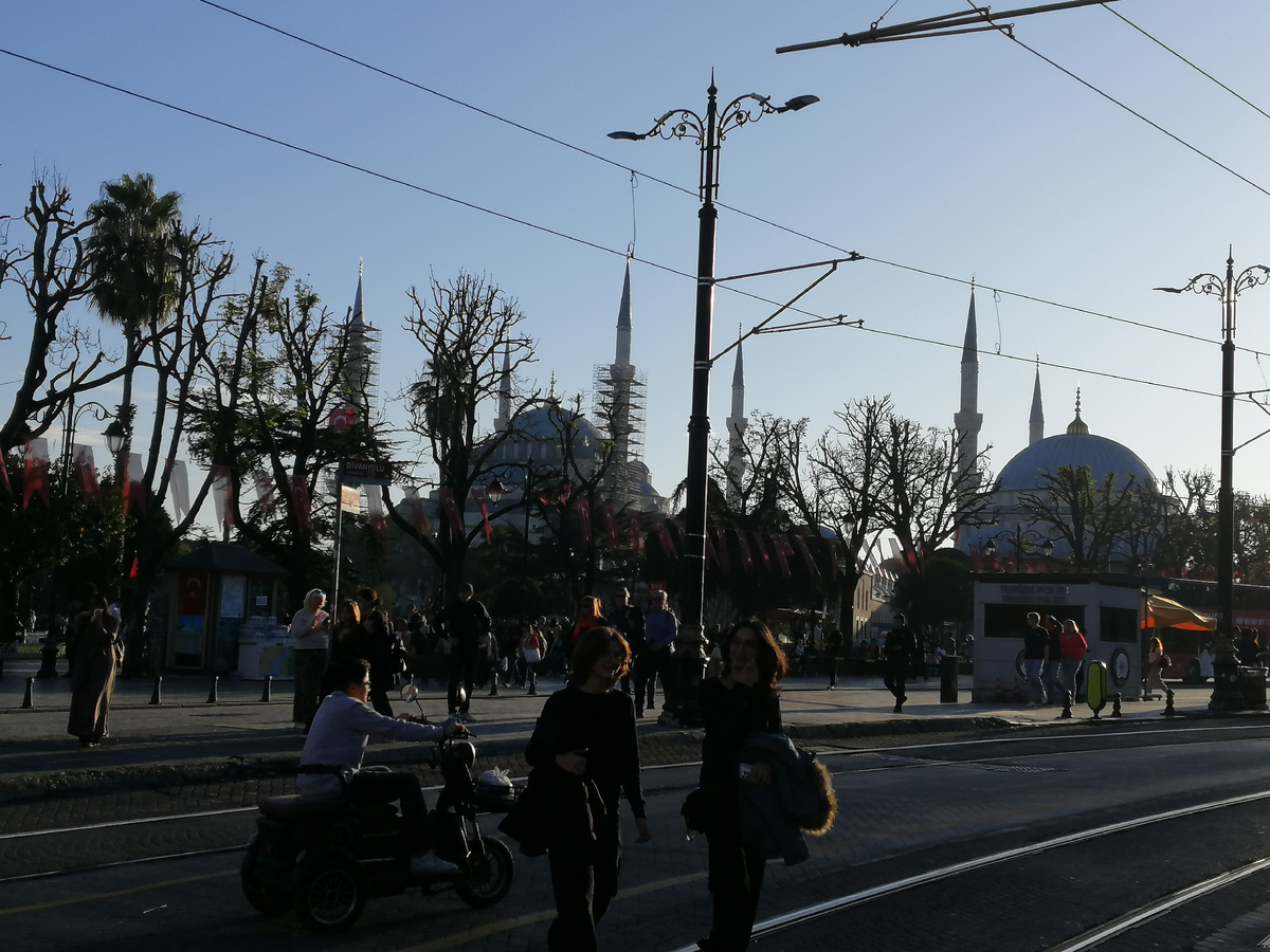 Трамвайные пути на ул. Ат Мейданы. Вид на Голубую мечеть и Мавзолей (справа) 