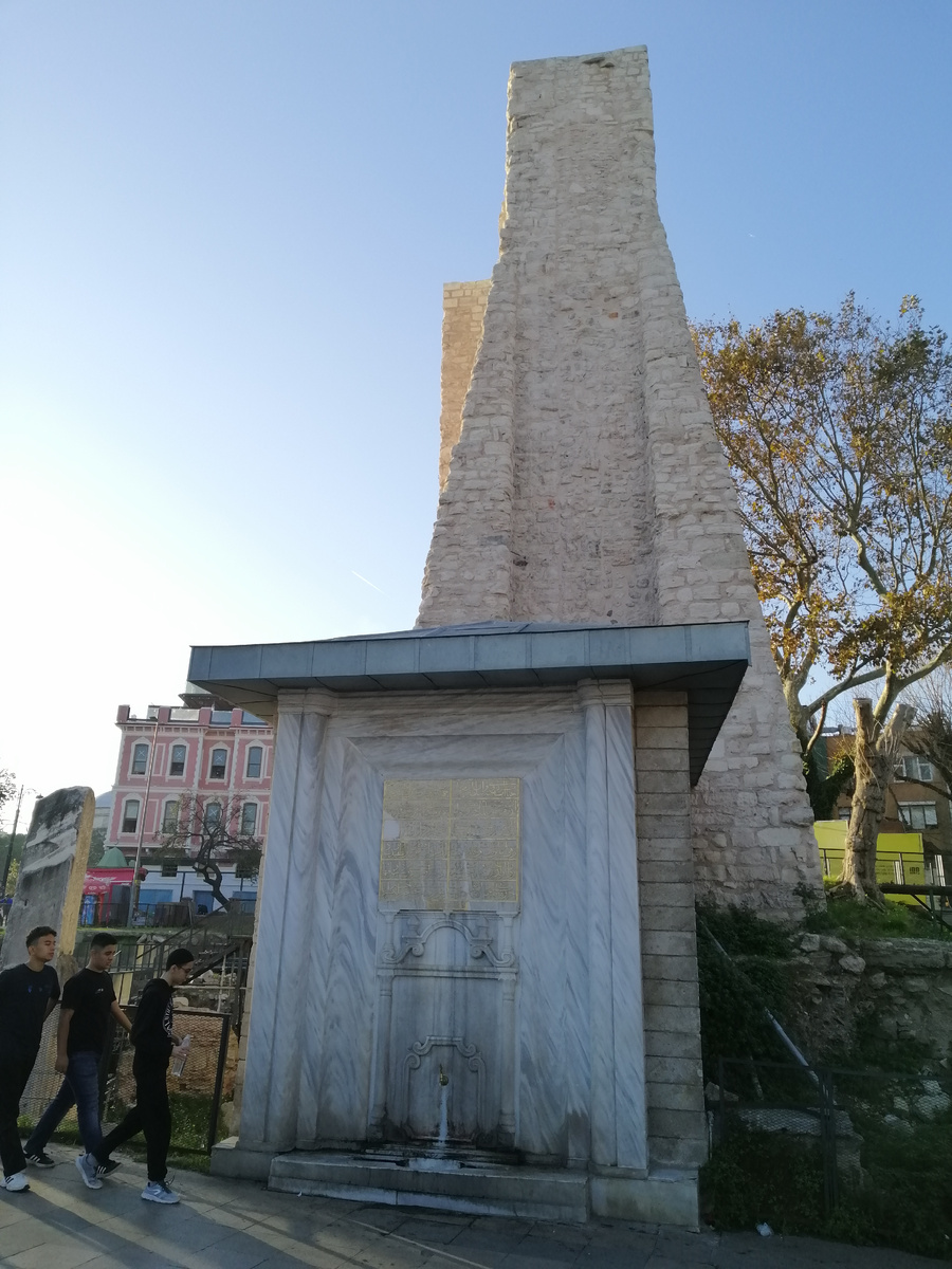 Миллионный камень на площади Султанахмет (самая "ценная" часть - "обломок" за юношами)