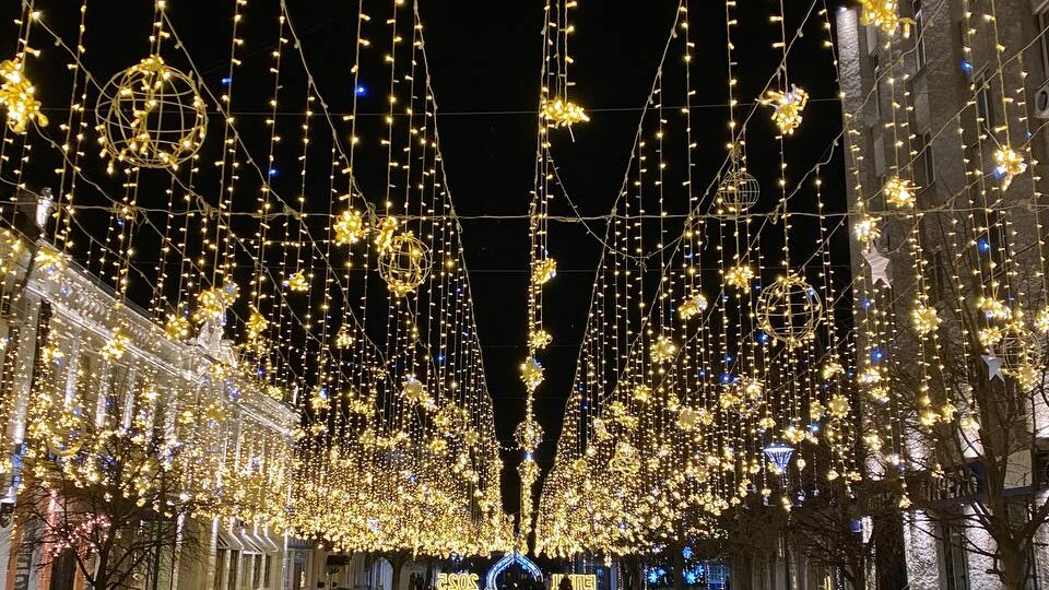 Новый год по-русски: искусственный праздник, который стал настоящим. Стоит ли его искать за границей?