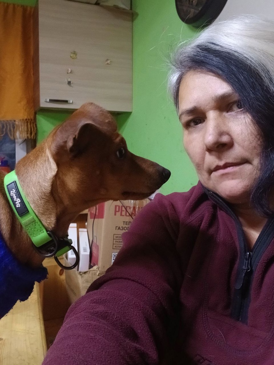 Директор приюта Ананда, Наргиза Шавкатовна Муминова в служебном помещении приюта