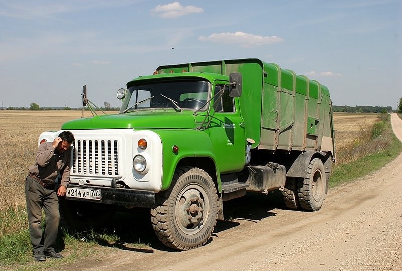 Почему опытные шоферы ГАЗ-53 в СССР имели странную походку: плата за работу на легенде