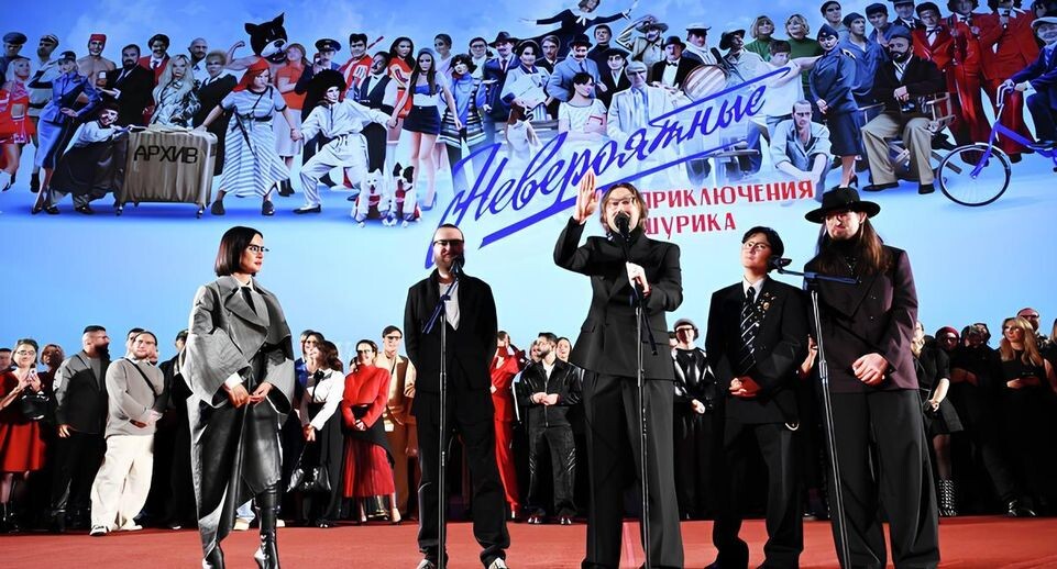    Съемочная группа фильма «Невероятные приключения Шурика» на премьере / РИА «Новости»