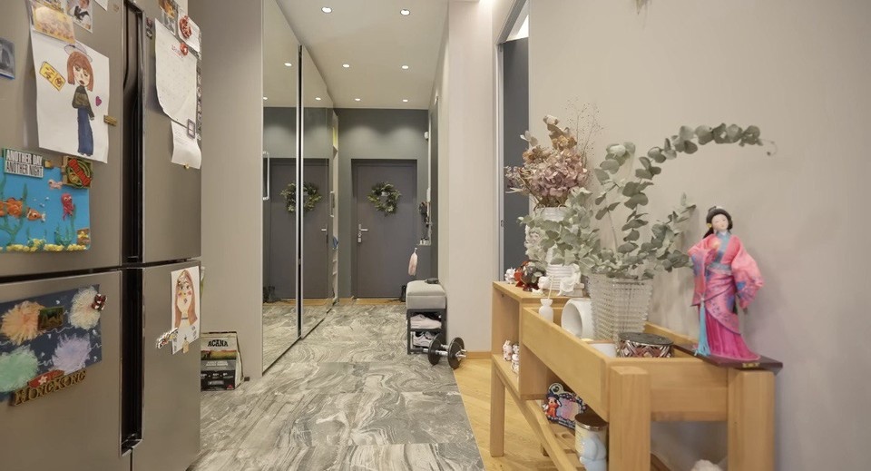    Экскурсию по квартире певец начал с прихожей. Фото: скриншот с видео