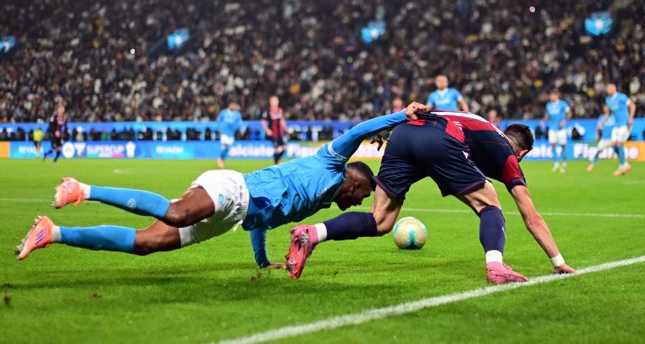    Хуан Жезус из «Наполи» борется за мяч с Риккардо Орсолини из «Болоньи». Фото: Reuters