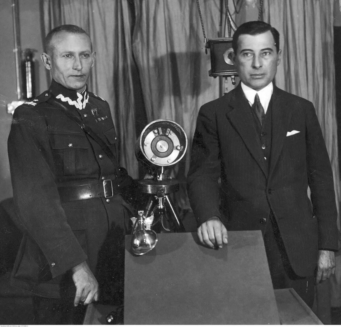 члены экипажа самолетов Amiot 123-01 Marszalek Pilsudski и Amiot 123-02 Orzel Bialy Казимеж Кубала (слева) и Людвиг Идзиковский (справа). Снимок fina.gov.pl