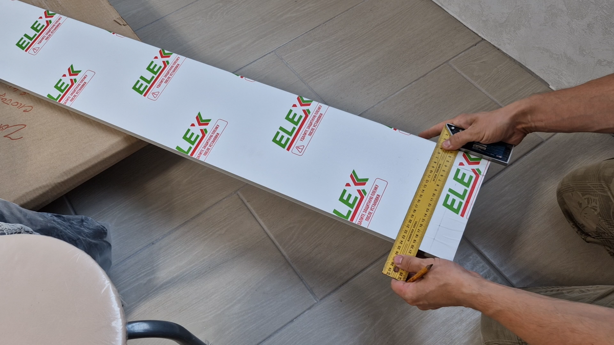 Защитную пленку с подоконника лучше всего не снимать до завершения установки.