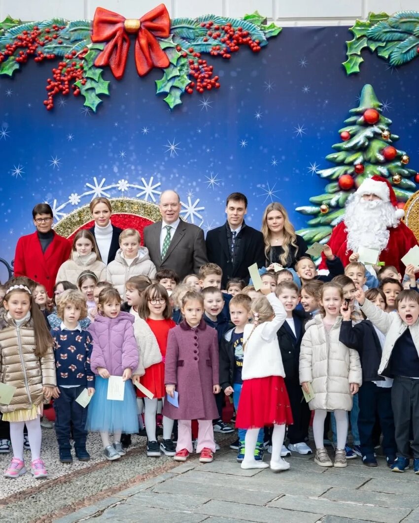 Детская рождественская ёлка в Монте Карло. Принцесса Стефания, княгиня Шарлен и князь Альбер Монакские с приглашенными на ёлку детьми.