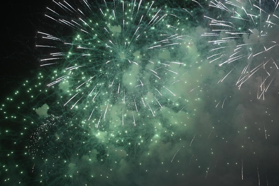    Новогодние фейерверки запретили запускать в парковых зонах в Новосибирской области. Алексей БУЛАТОВ