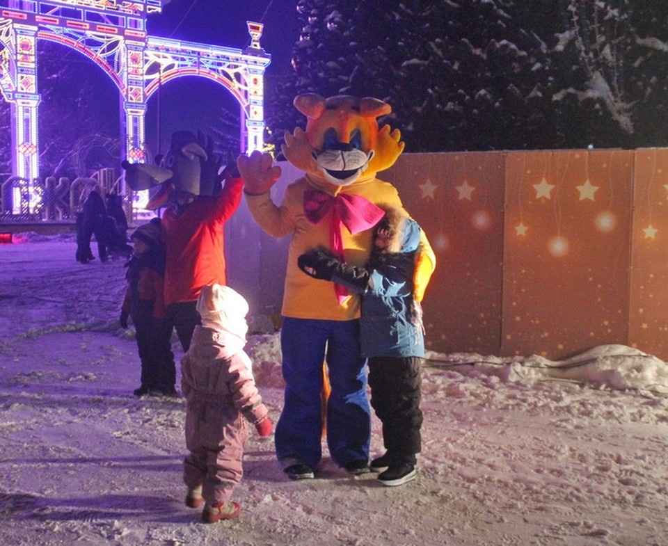    Народ развлекали ростовые куклы Андрей САВЕЛЬЕВ