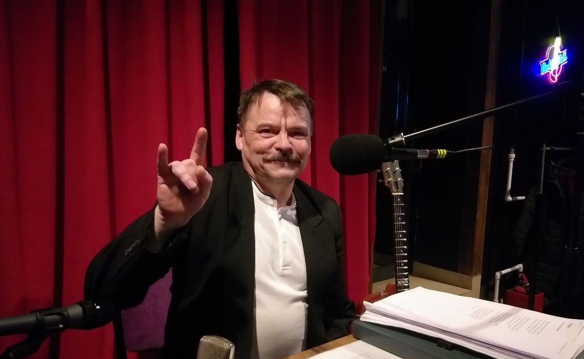 на фото автор канала во время выступления в баре "Место притяжения"