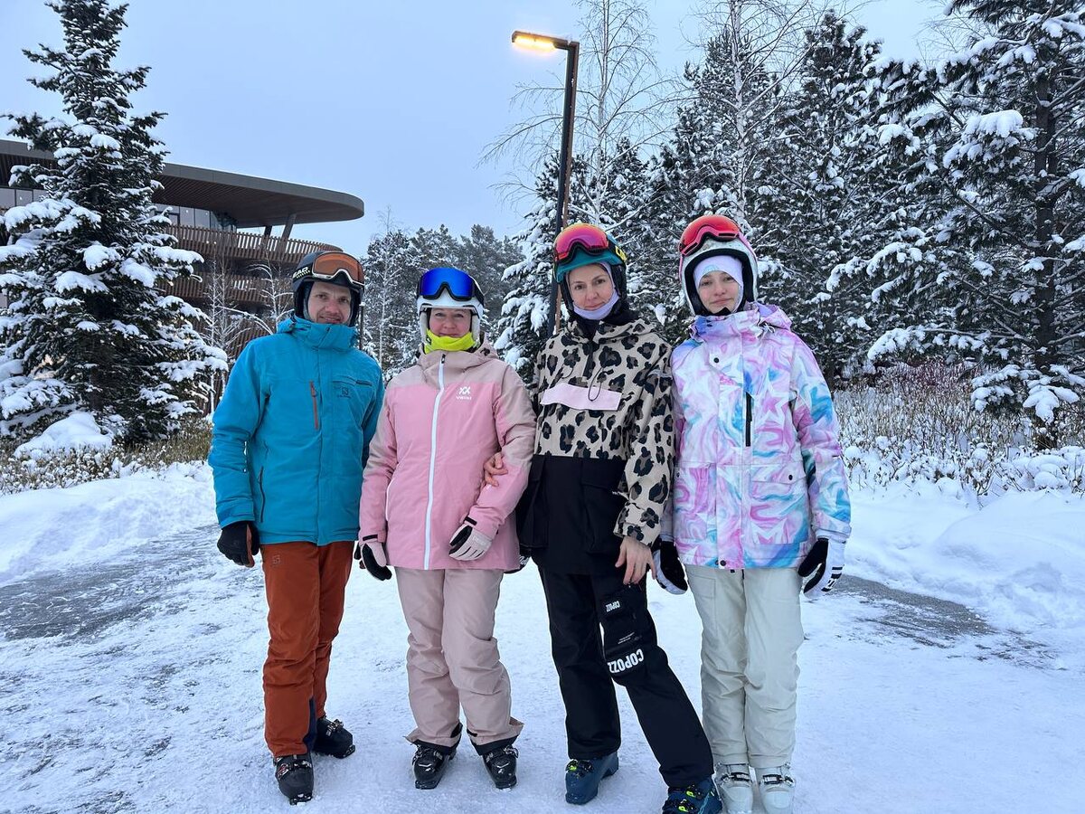 Я с сестрой по центру. А справа - моя племянница, уже выше меня на полголовы!