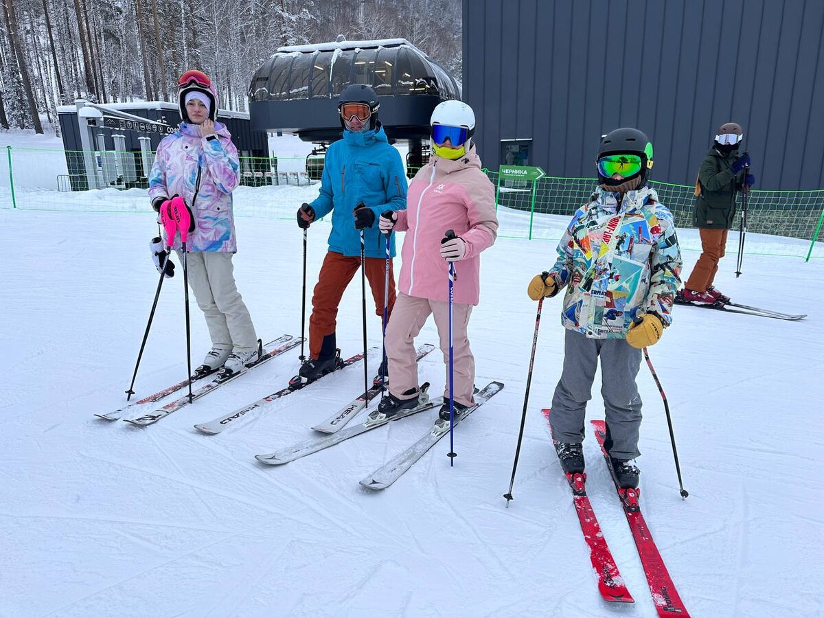 Мы с Андреем с племянниками. Катаются круче нас - как ракеты! Занимаются горными лыжами.