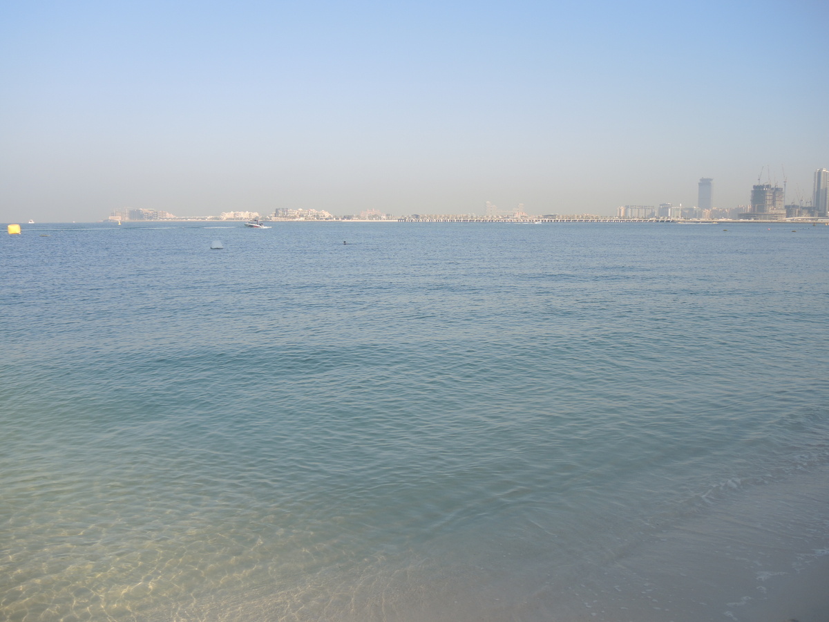 Утро. В воде никого. Прохладно.