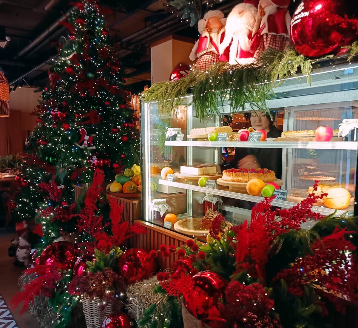 Москва засияла праздничными огнями. В городе установили елки, световые арки, гигантские фигуры и много вкусных фудкортов. Прогуляемся по новогодним местам.