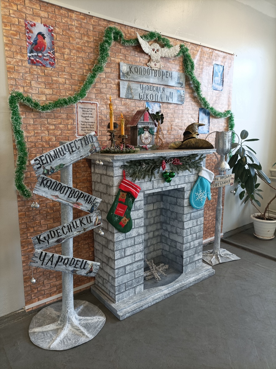 Камин пеноплекс (клей со шажками), 3д обои, поверх (от вандализма) папье-маше, затем краска акрил тёмно серая, а поверх нанесение губкой кирпича, белого акрила. Дрова под берёзу. Немного другой ракурс.🎄✨🤩😍