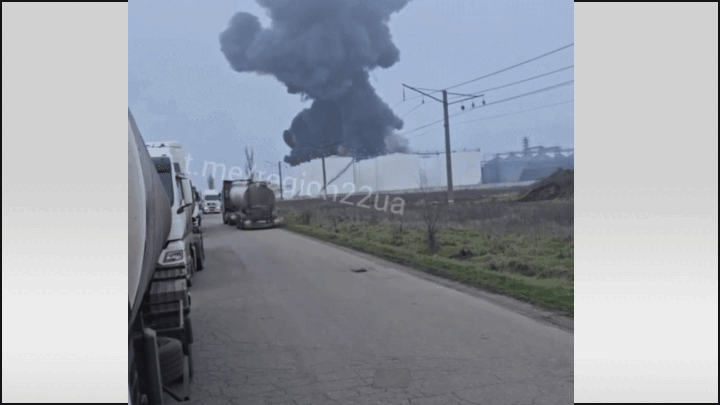    Последствия ударов "Геранями" по маслоэкстракционному комплексу Allseeds Black Sea. Источник: ТГ-канал "Военный Осведомитель"