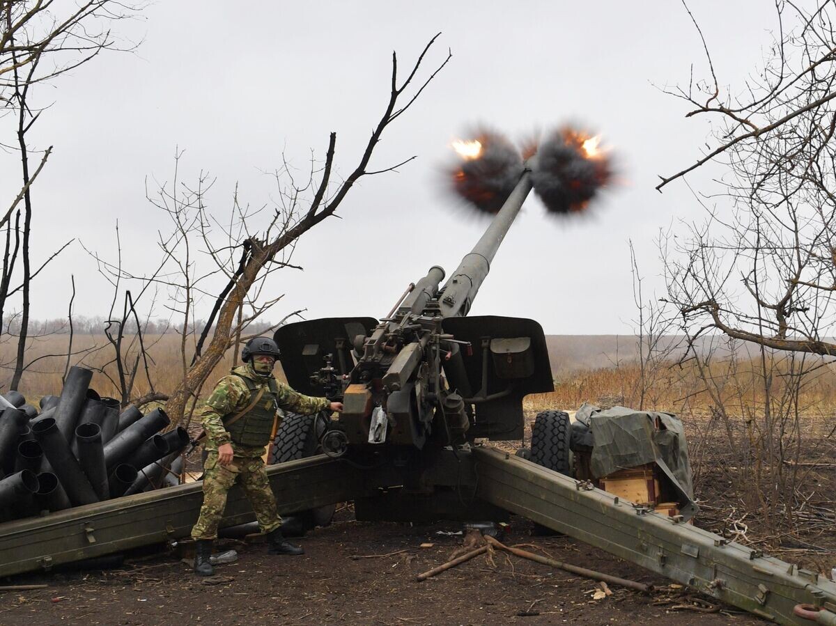    Артиллерист ВС РФ ведет огонь из 152-мм гаубицы "Мста-Б" в зоне СВО | © РИА Новости / Павел Лисицын