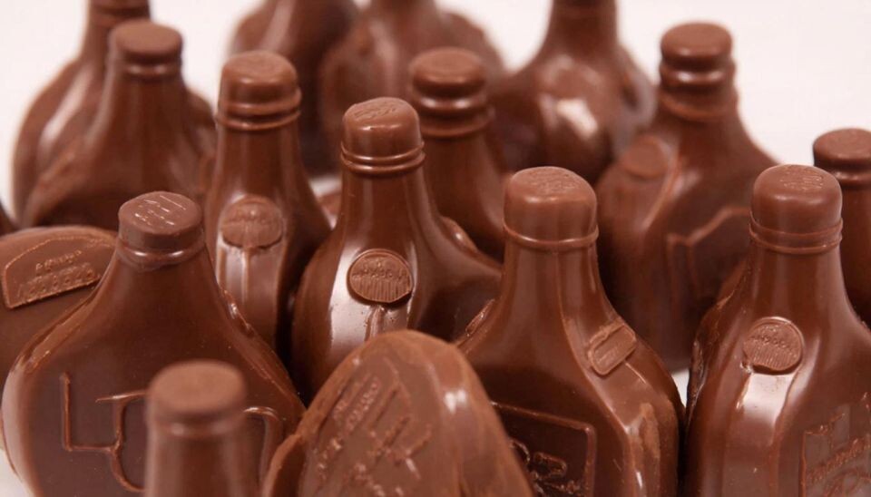   Шоколадные конфеты в форме бутылок. Источник: сгенерировано нейросетью
