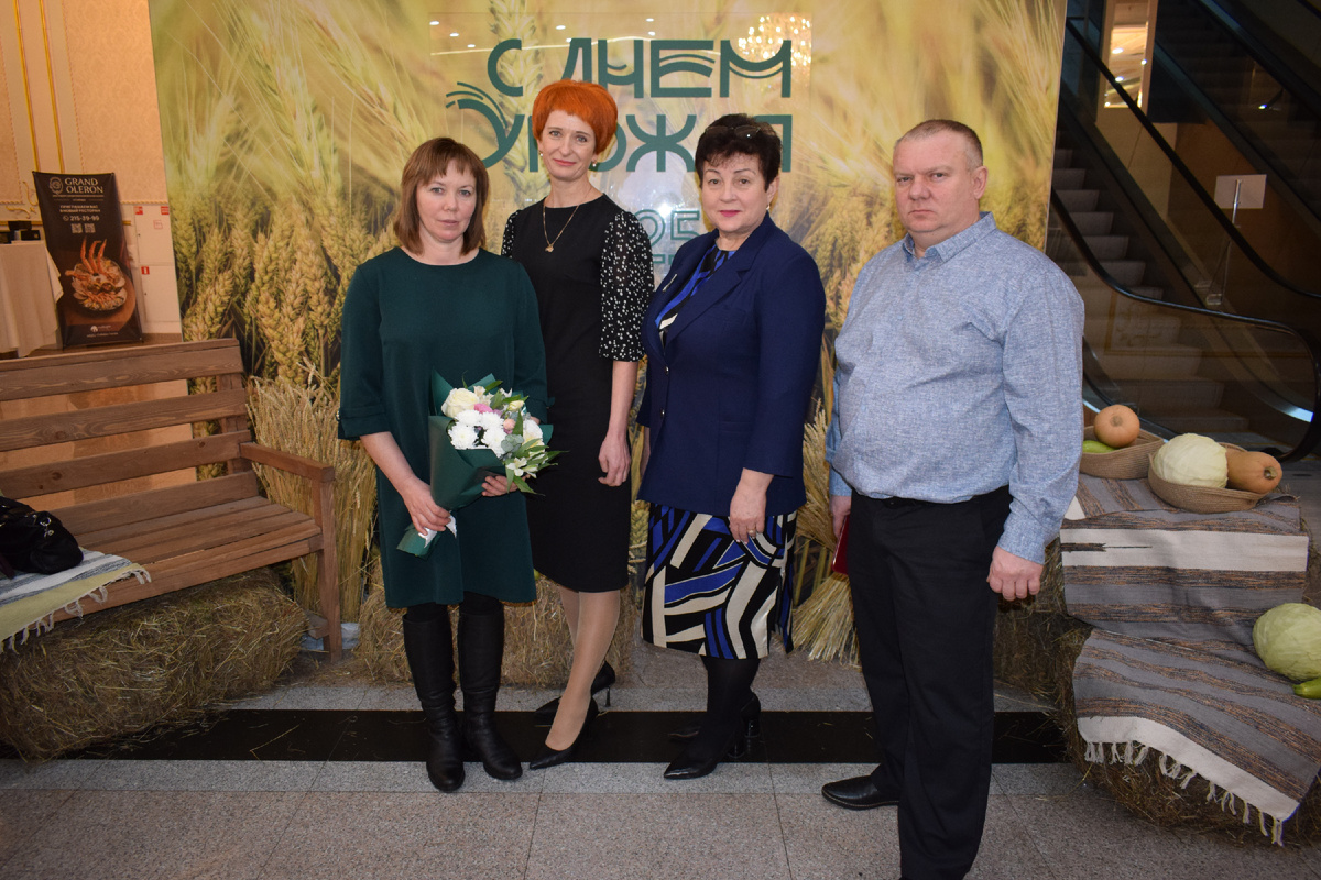 На фото (слева-направо): зоотехник-селекционер ООО "Сибиряк" Наталья Прудникова, начальник отдела сельского хозяйства администрации Саянского района Елена Рудоль, заместитель директора по животноводству ООО "Сибиряк" Наталья Данцева, ветврач ООО "Сибиряк" Дмитрий Егоров.