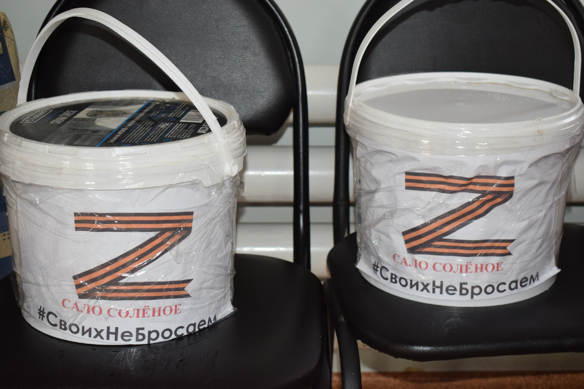 Жители Средней Агинки приготовили для бойцов два ведра соленого сала.
