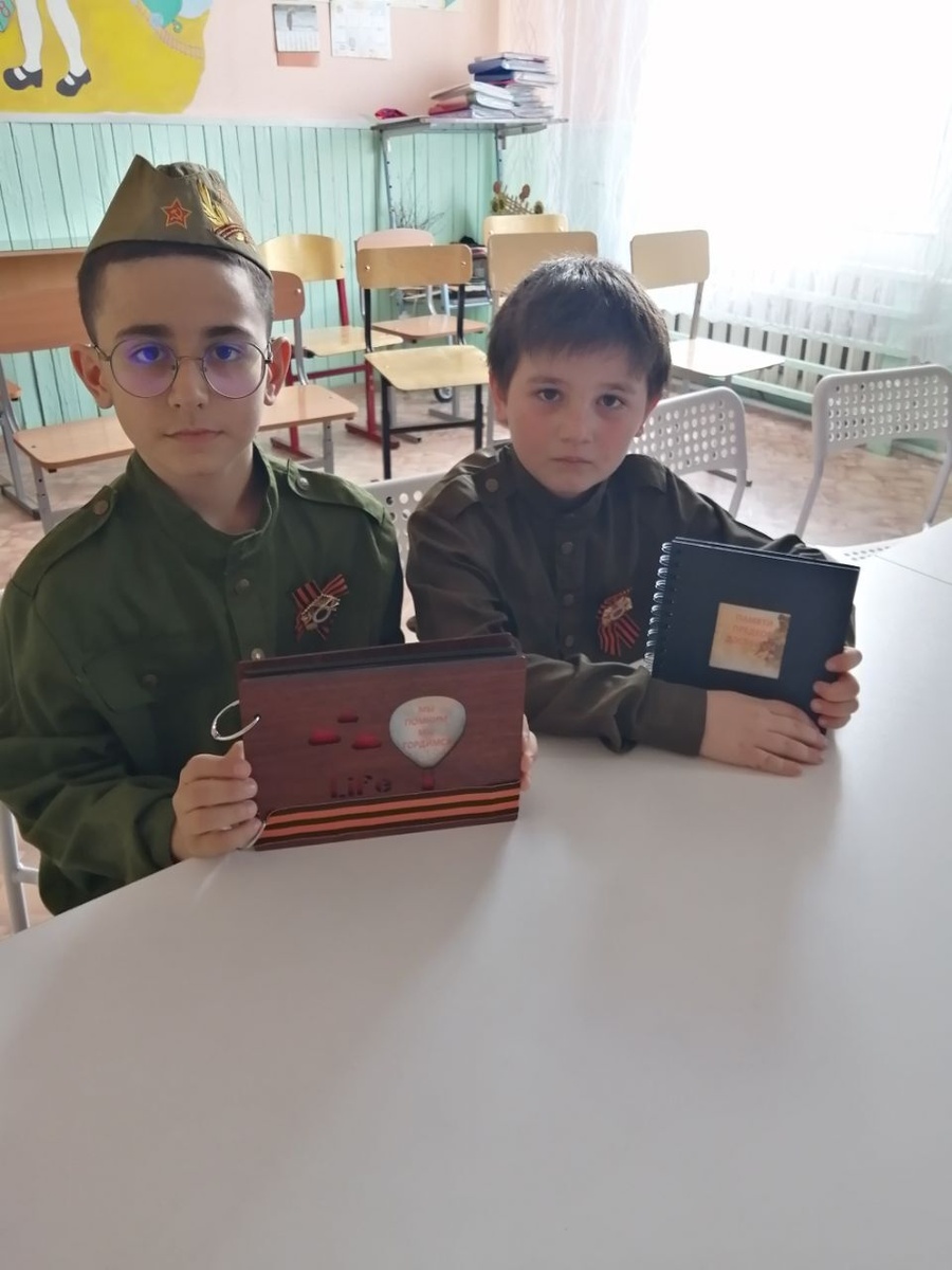 На фото (слева-направо): учащиеся школы Амир Абдуллаев и Элмир Ахмедов изучают альбомы.
